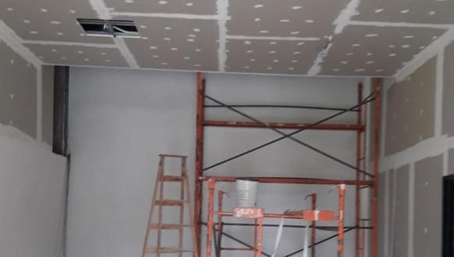 ACCESO. Ya colocaron los paneles en el hall, al que se anexan dos aulas para dictar talleres.