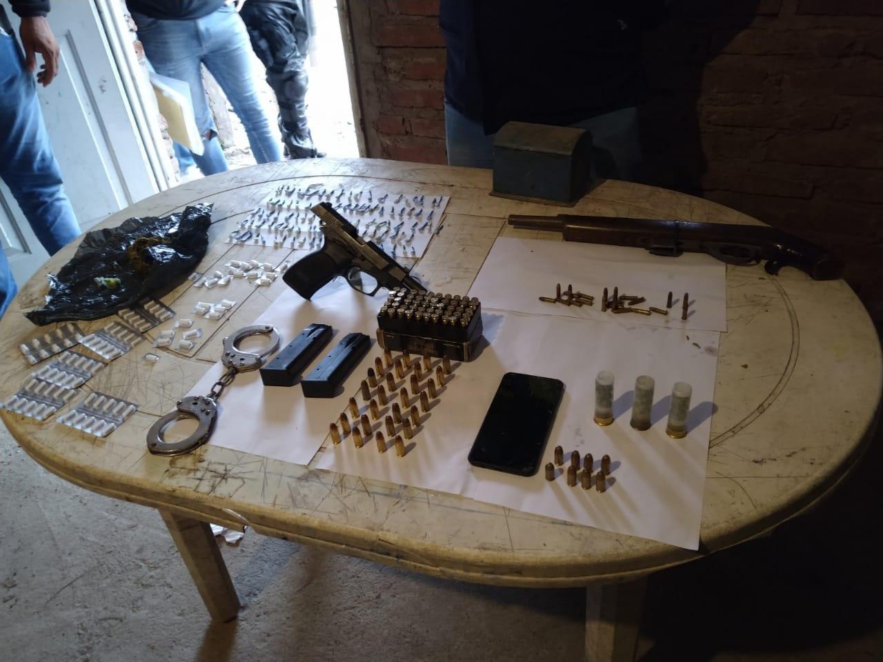 Investigan a una banda delictiva que tenía armas, motos, drogas y uniformes policiales