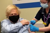 Boris Johnson se inoculó con la cuestionada vacuna de AstraZeneca/Oxford