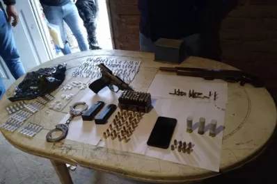 Hallan armas, drogas y motos en un allanamiento en Cebíl Redondo