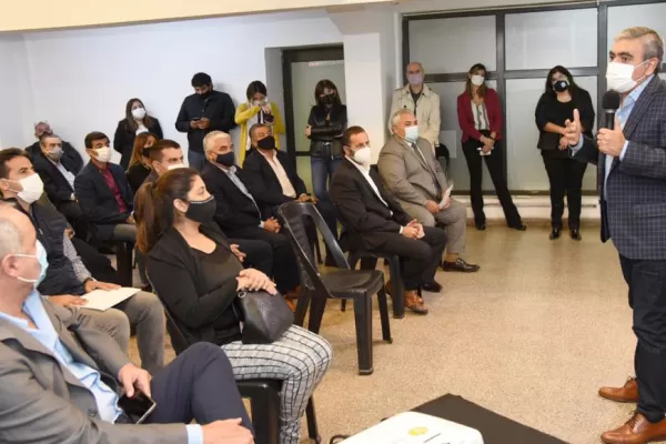 El intendente Alfaro anunció que reubicarán a los puesteros en mercaditos de barrio