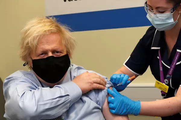 Boris Johnson se inoculó con la cuestionada vacuna de AstraZeneca/Oxford