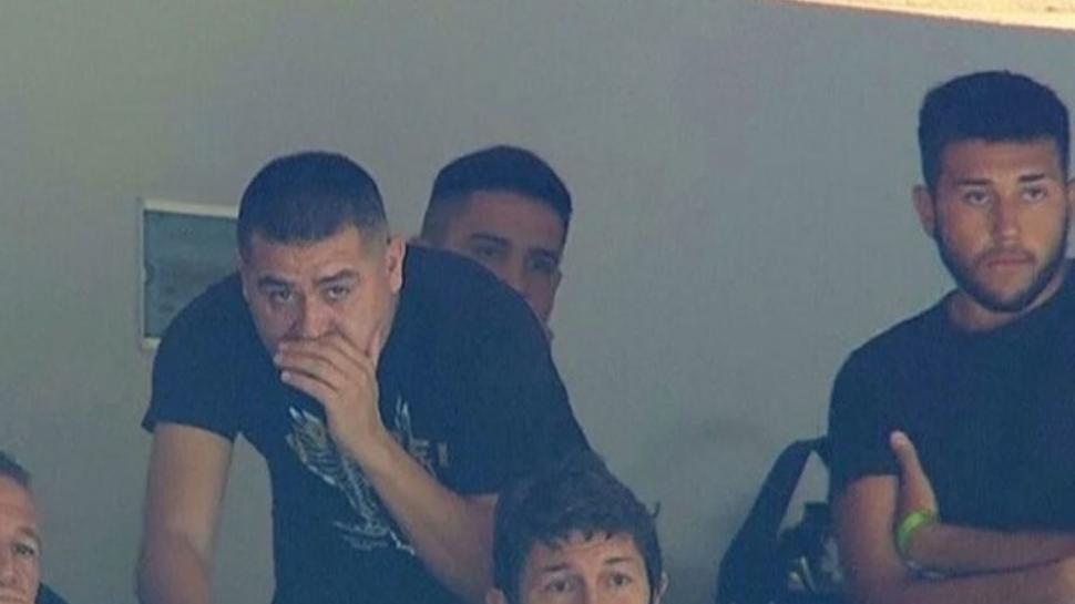 POLÉMICA. Agustín Riquelme, compartió palco en La Bombonera con su papá, “Chipi” Barijho y el “Patrón” Bermúdez. Este último, era el único que utilizó barbijo. captura de video