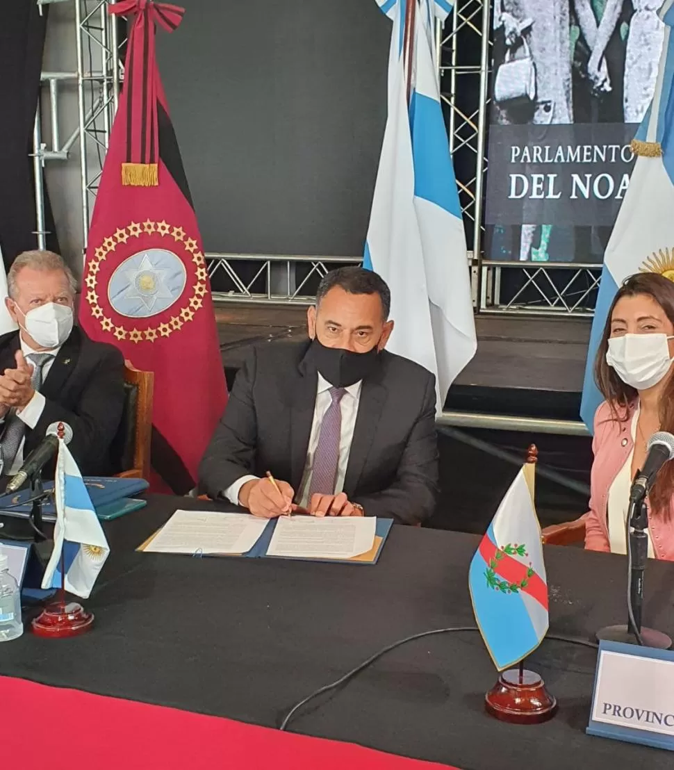 PONIENDO LA FIRMA. Amado suscribe el documento regional. 