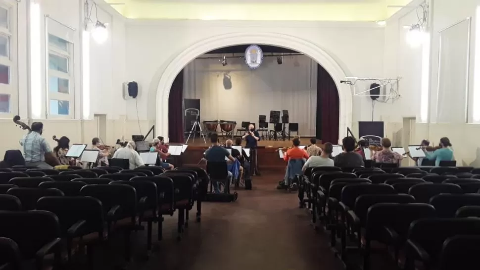 UN ENSAYO DIFERENTE. La Sinfónica de la UNT se prepara en el auditorio de la Facultad de Filosofía y Letras. 