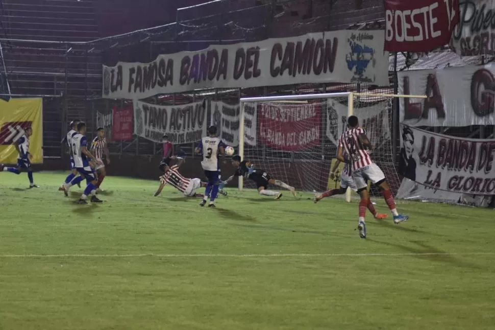 A NADA DE MARCAR EL DE LA VICTORIA. González, que entró en el segundo tiempo, además del gran cabezazo en los últimos minutos, tuvo un mano a mano contra el arquero Fernández, que tapó la pelota y la mandó al córner. prensa c.a.s.m.