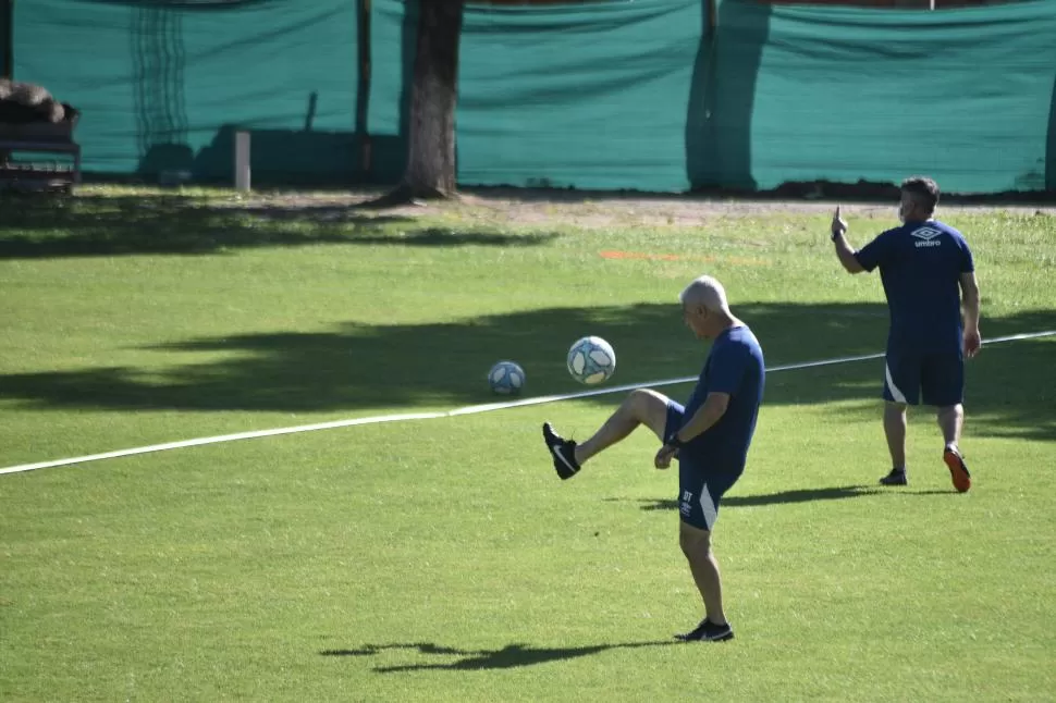 JUEGUITOS. De Felippe se divierte con la pelota durante el entrenamiento, pero también trabaja en serio. El entrenador buscará conseguir mañana su tercera victoria al hilo en el banco de Atlético. la gaceta / foto de Osvaldo Ripoll