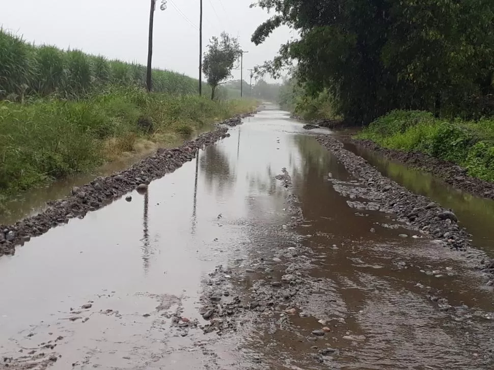 IMPOSIBLE. Ni para los sólidos autos de rally, el terreno de los especiales aguilarenses están en condiciones de ser transitados. Agua y barro, los escollos. 