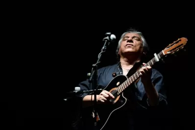 Horacio Banegas lleva su magia santiagueña hecha música por una larga ruta