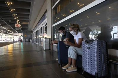 Los argentinos que regresen del exterior deberán pagar sus testeos