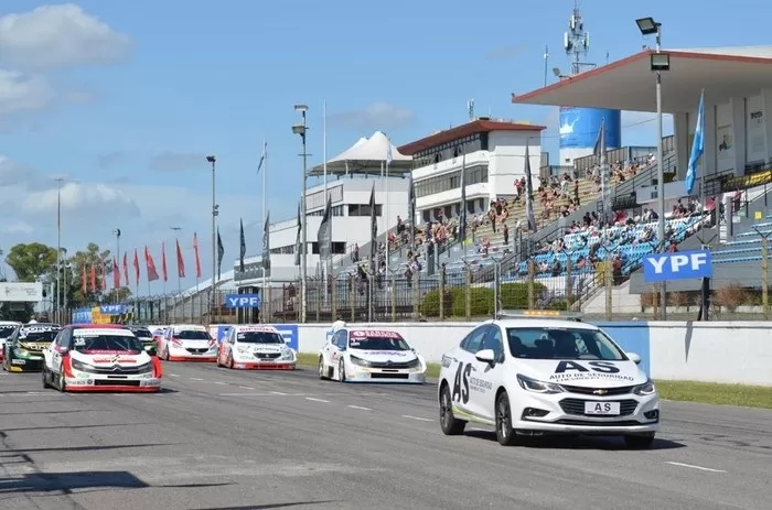 TODO ORDENADO. Los espectadores, en el “Gálvez” porteño, respetando protocolos para ver la carrera. prensa STC2000 