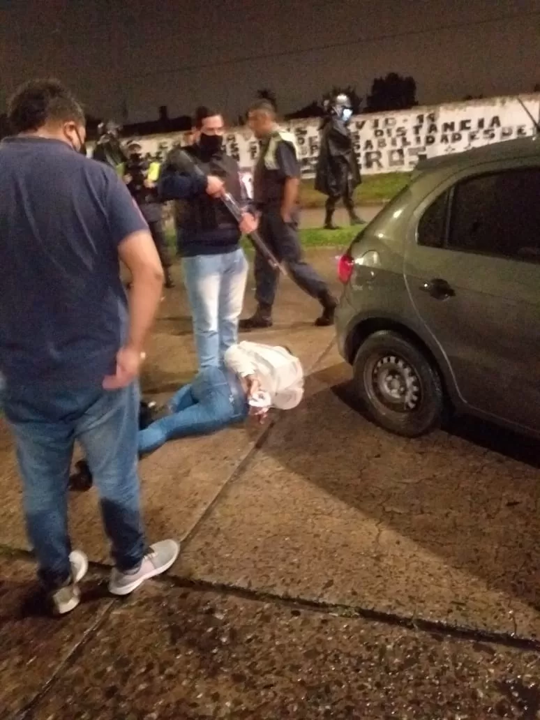 EN EL PISO. Uno de los ladrones, reducido tras dispararle a la Policía. 