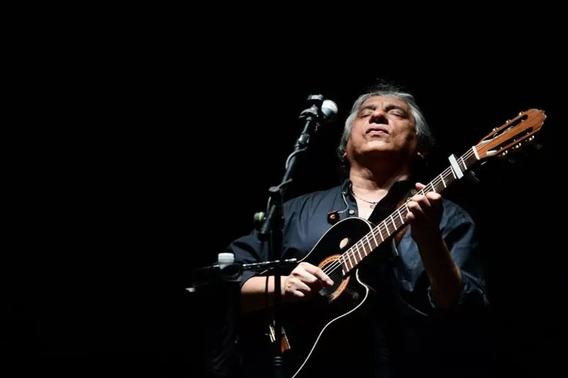 Horacio Banegas lleva su magia santiagueña hecha música por una larga ruta