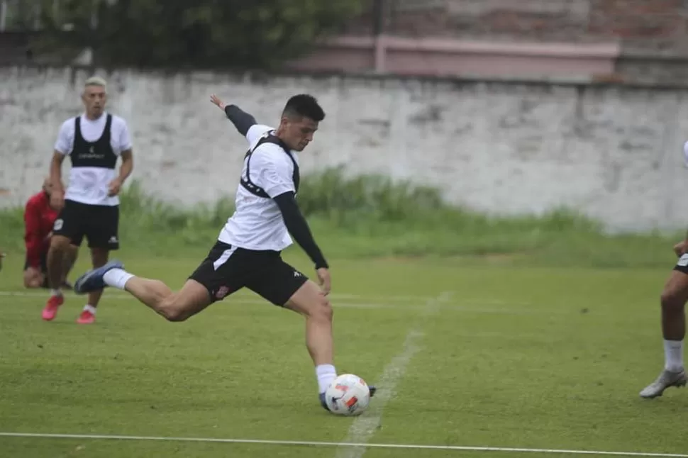 TAMBIÉN BUSCA ROMPER EL MALEFICIO. Estigarribia tuvo varias chances para marcar contra Alvarado; hoy buscará marcar su primer gol con la camiseta “santa”. prensa c.a.s.m.