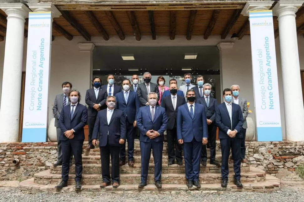 FOTO DE FAMILIA. El Presidente, ministros y gobernadores, durante la cumbre regional en Catamarca. presindecia de la nacion