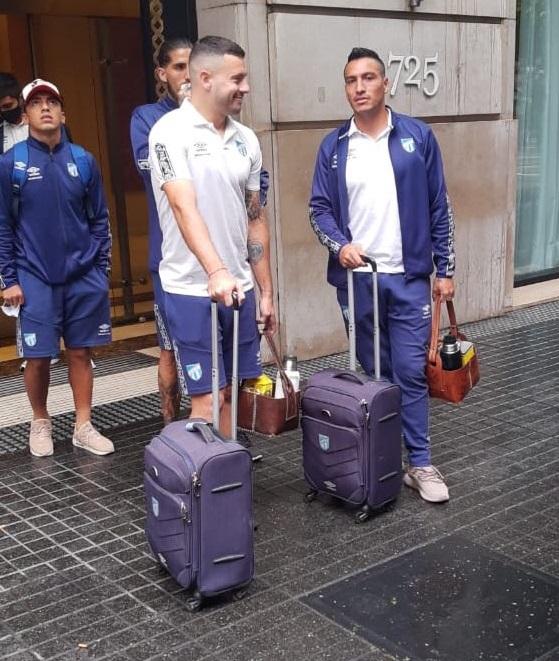 LA PLATA. Los futbolistas parten rumbo al estadio de Gimnasia y Esgrima.