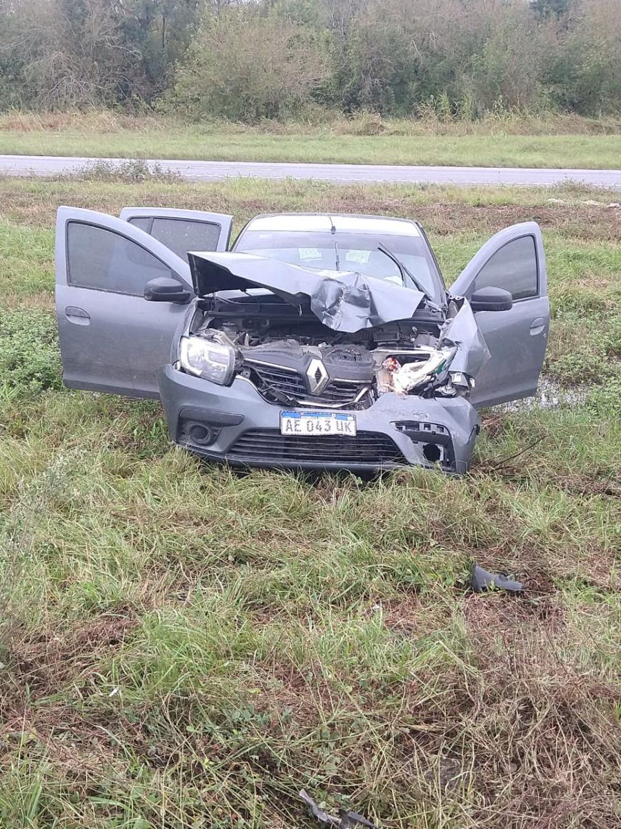 Tras un violento choque, volcó una camioneta en la que viajaban cuatro enfermeras 