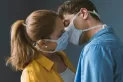 La pandemia que (casi) mató los besos