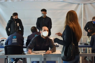 En la terminal intentan frenar con hisopados masivos al virus