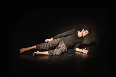 Formas de desafiar la gravedad con el movimiento que fluye de la cabeza