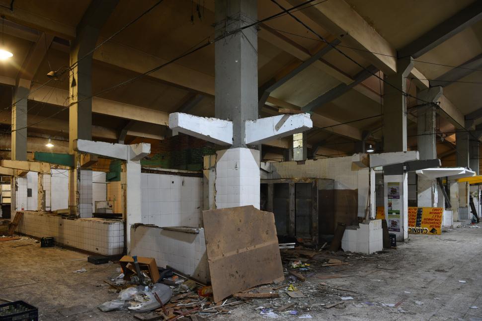 Una penosa postal de la destrucción de los puestos y la basura.