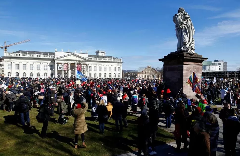 CONVOCATORIAS MASIVAS. En algunas ciudades, los manifestantes coparon las plazas centrales bajo consignas negacionistas y sin respetar ni el distanciamiento físico ni el uso de mascarillas de protección. reuters