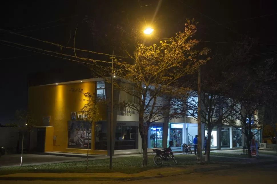 ´PELIGRO EN LA NOCHE. Los comerciantes de Yerba Buena vienen denunciando una ola de robos después de que cierran sus locales. la gaceta / FOTO DE DIEGO ARAOZ (archivo)