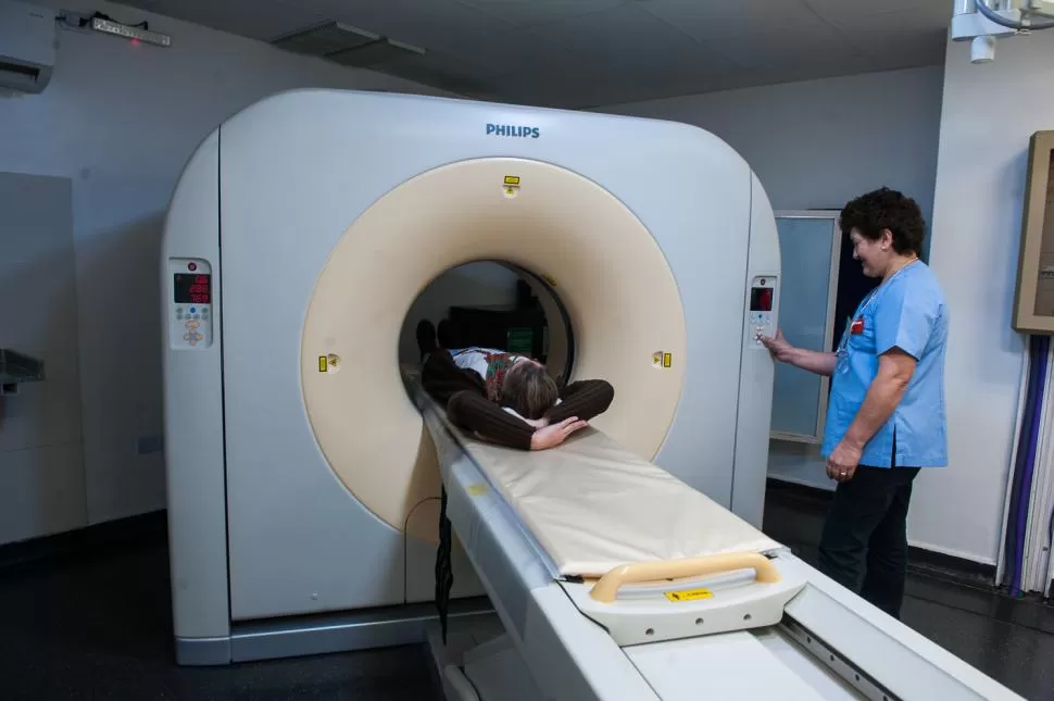 EQUIPAMIENTO. A la izquierda, la sala de tomografía; a la derecha, uno de los quirófanos; algunas de las tantas áreas que tiene el sanatorio.  