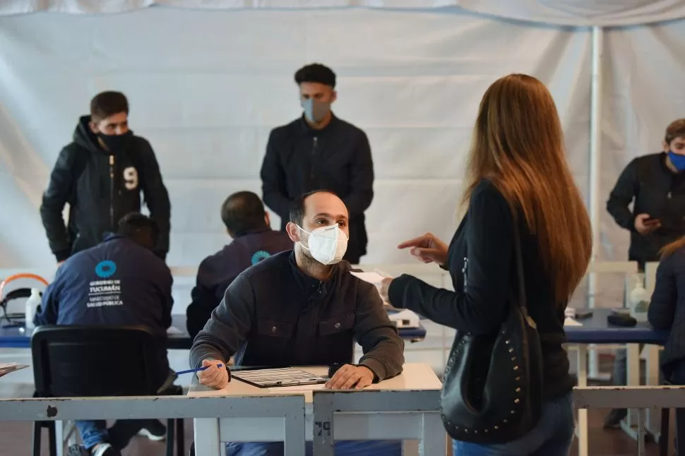 DOCUMENTACIÓN. Un agente toma los datos de una de las pasajeras. LA GACETA / FOTOs DE Analía Jaramillo