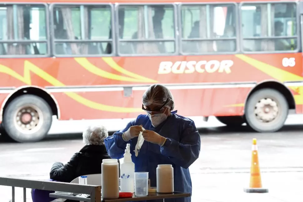 SEGURIDAD. Una de las técnicas cambia sus guantes antes del hisopado. 