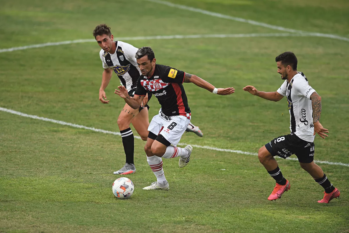 VIENE CON EL ARCO CRUZADO. En los juegos contra Alvarado y Estudiantes de Caseros, Tino Costa estuvo muy cerquita de anotar goles. En ambos casos, el travesaño terminó arruinándole el festejo. FOTO DE IGNACIO IZAGUIRRE (ESPECIAL PARA LA GACETA)