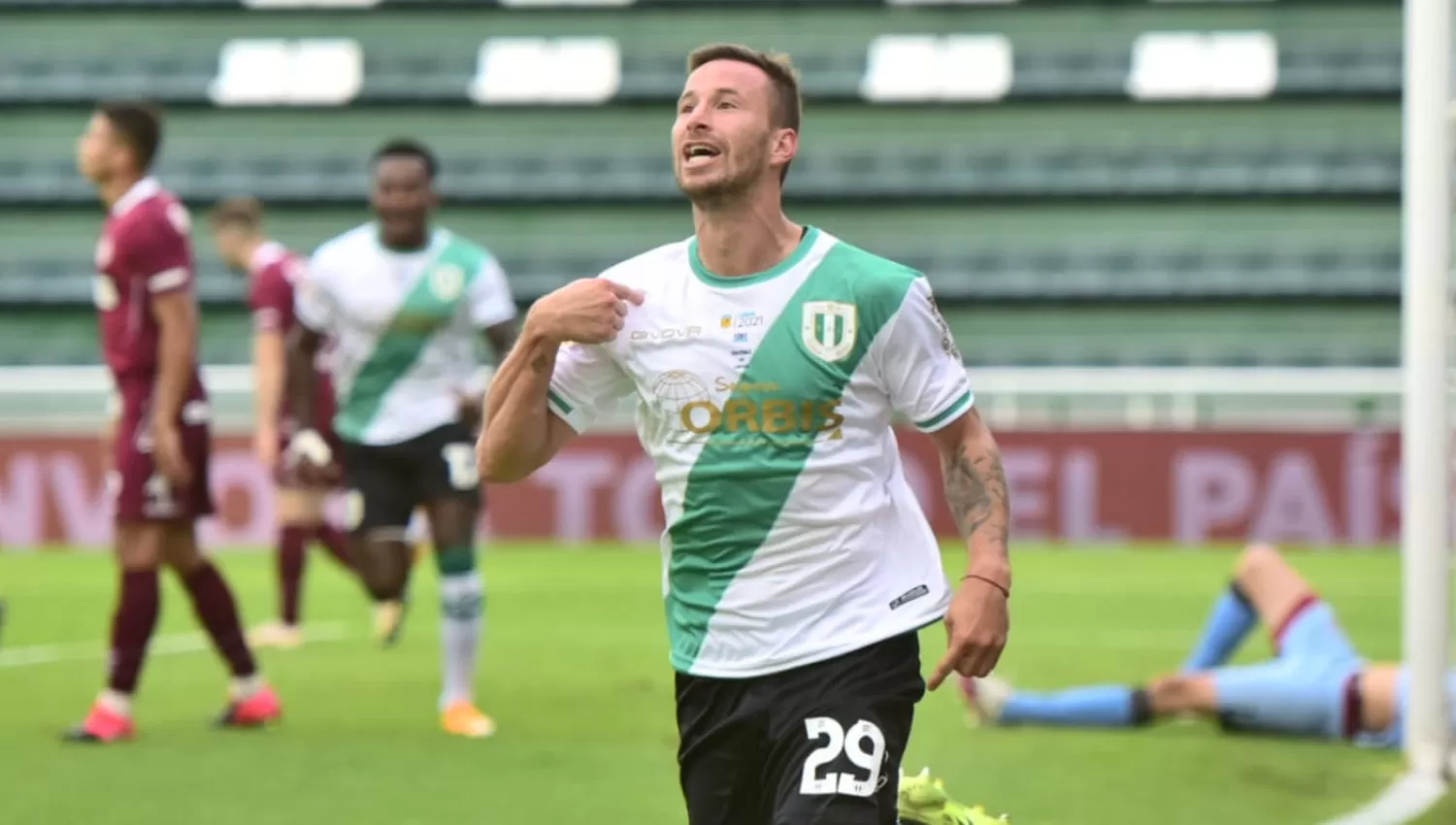 EL GOLEADOR. Luciano Pons hizo los dos goles del Taladro en el clásico.