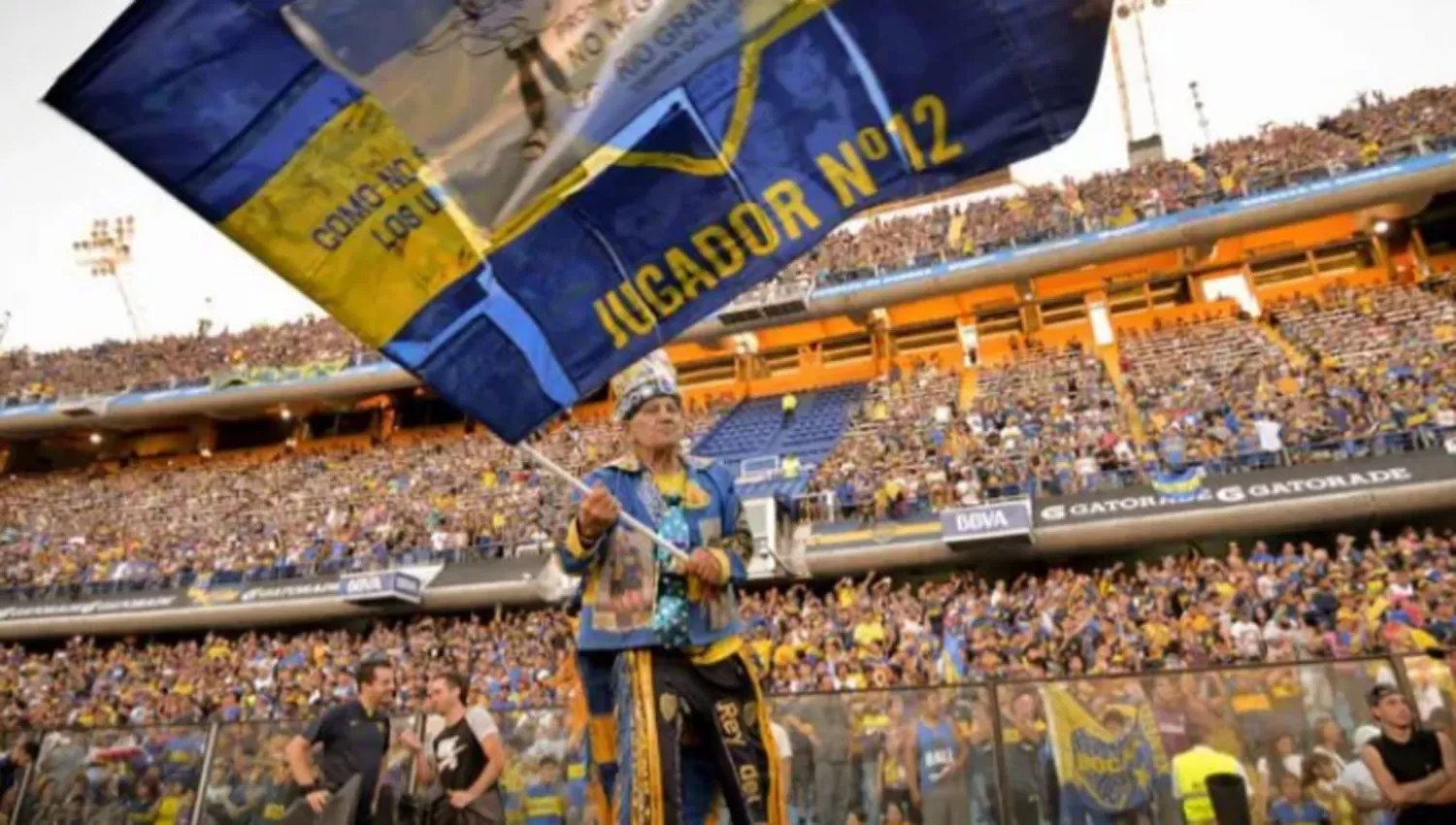 EL LOCO. Cacho era el encargado de arengar a la tribuna ante la salida del equipo.