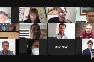 Desde la cama y con su esposa al lado, Macri participó en una reunión online