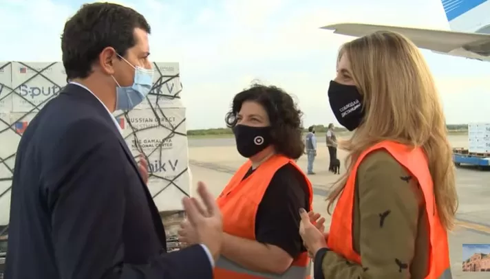 EN EZEIZA. De Pedro, Vizzotti y Nicolini supervisaron la descarga de vacunas.