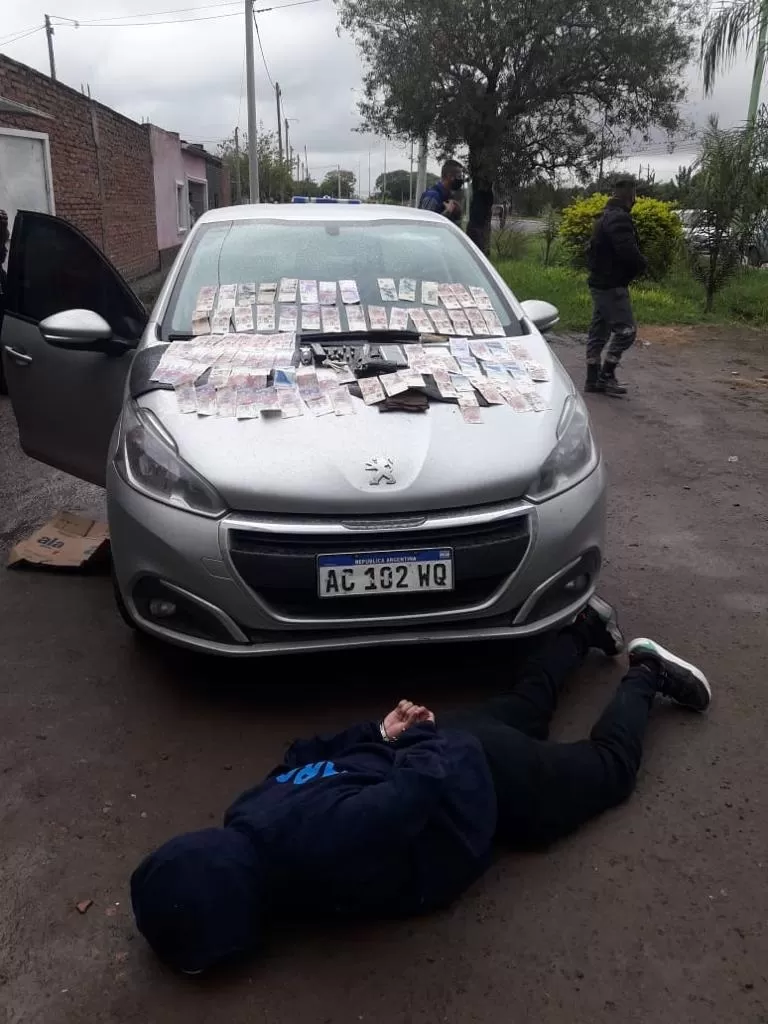 DETENIDO. Al acusado se le incautó un arma y plata.  