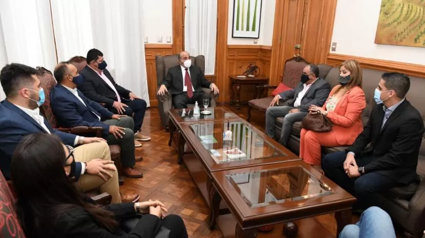 EN CASA DE GOBIERNO. Manzur recibió a sus ediles de Alderetes. Foto: Comunicación Pública