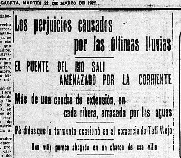 EN 1921. Las aguas del río hicieron peligrar la estructura del puente que fue protegido con ramaje colocado por los bomberos. 