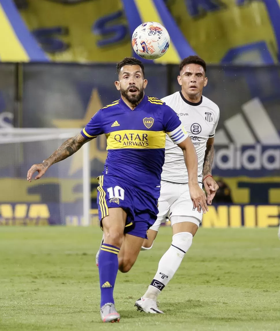 ESFUERZO. Tevez hizo de todo, incluso en sectores que no le correspondía, lo que lo convirtió en el mejor jugador de Boca. prensa boca