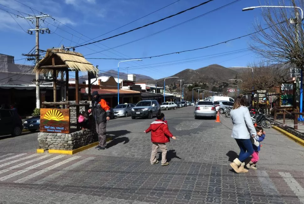 TAFÍ DEL VALLE. Una mujer y dos niños cruzan la calle principal del destino turístico más elegido de la provincia. 