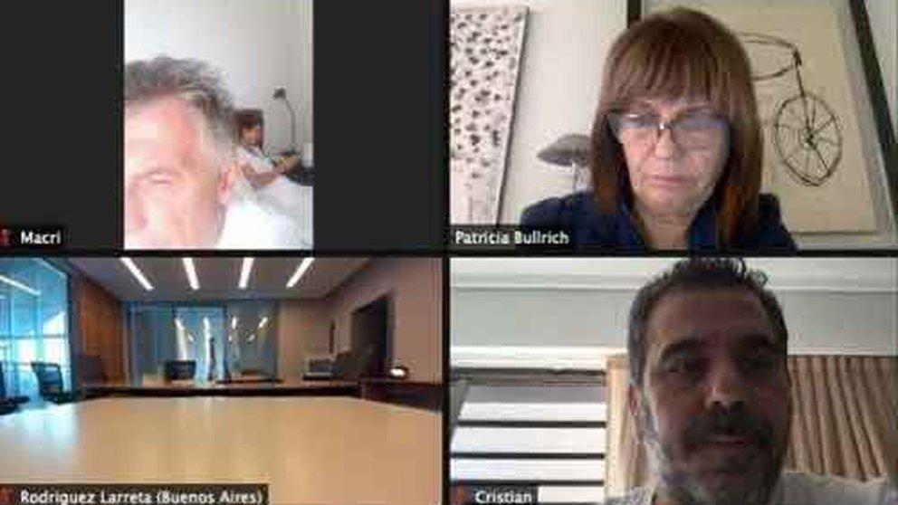 Juliana Awada, en un costado de la cama.