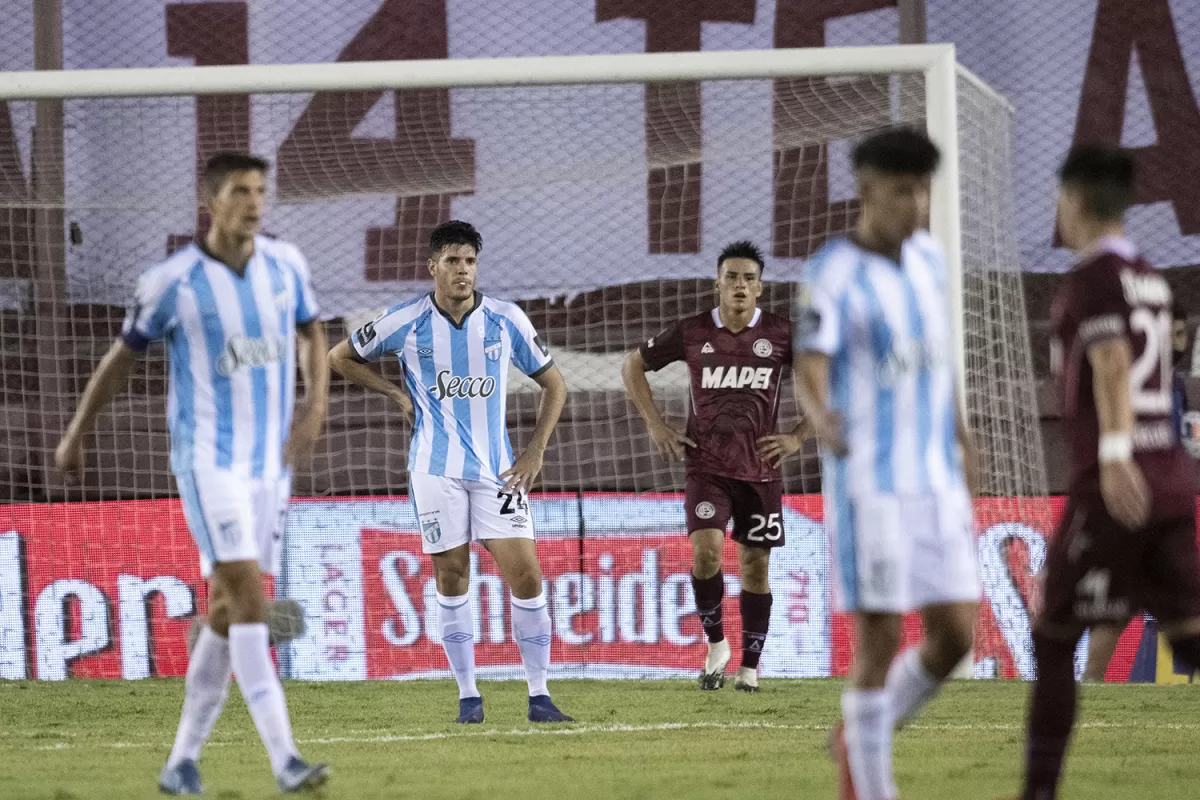 IMAGEN REPETIDA. Guillermo Ortiz y la mirada perdida luego de un gol del rival (Lanús). Más adelante, Vergini intenta reacomodar la defensa. Atlético sufre atrás y hoy tendrá una prueba corta pero muy difícil.