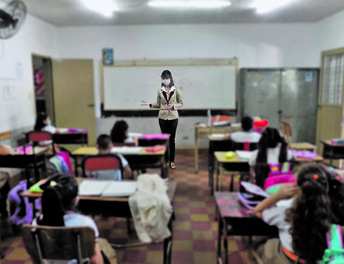 CUIDADOS EN EL AULA. El protocolo exige distanciamiento y uso de barbijos y máscaras.