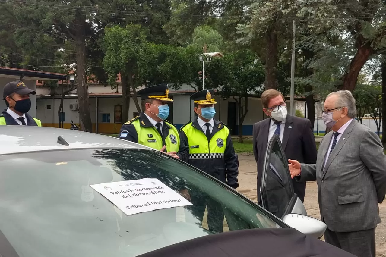 ACTO OFICIAL. El juez Casas cede a las fuerzas provinciales uno de los cuatro rodados decomisados. Foto: Ministerio de Seguridad