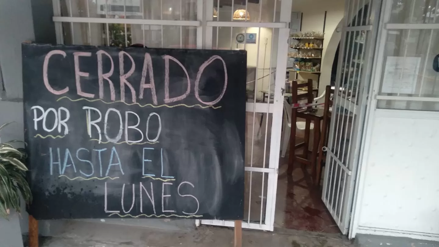 HARTO. El comerciante escribió ese cartel la semana pasada.