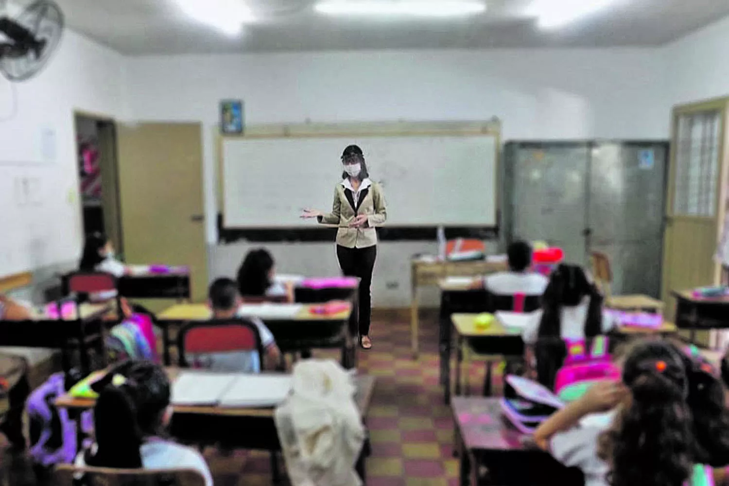 CUIDADOS EN EL AULA. El protocolo exige distanciamiento y uso de barbijos y máscaras.