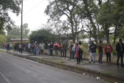 Llantos y risas en la vacunación a las personas con diabetes en Tucumán