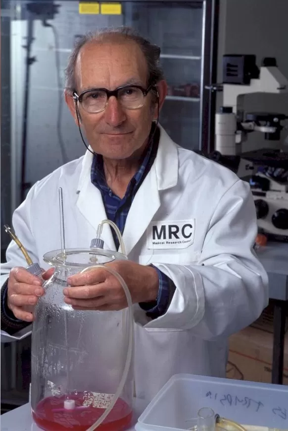 EN SU LABORATORIO. César Milstein fue galardonado con el Premio Nobel de Medicina en 1984.