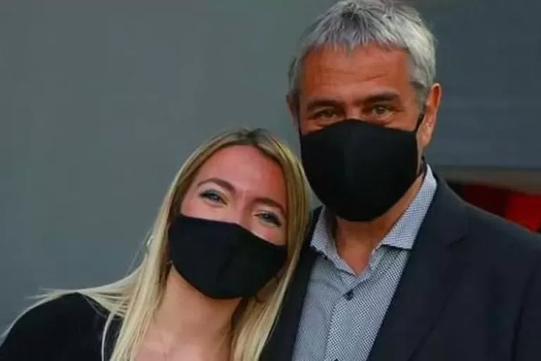 Purita Díaz posa para la foto junto al ministro Jorge Ferraresi