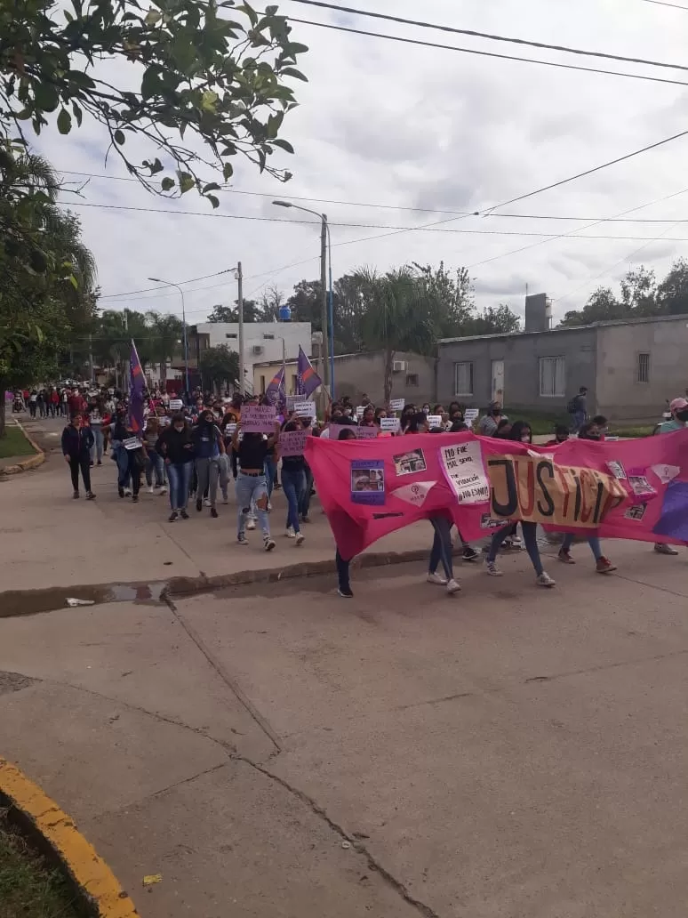 MANIFESTACIÓN. Con una gran convocatoria de gente, pidieron justicia en Burruyacu por dos jóvenes que denunciaron casos de abuso sexual.  